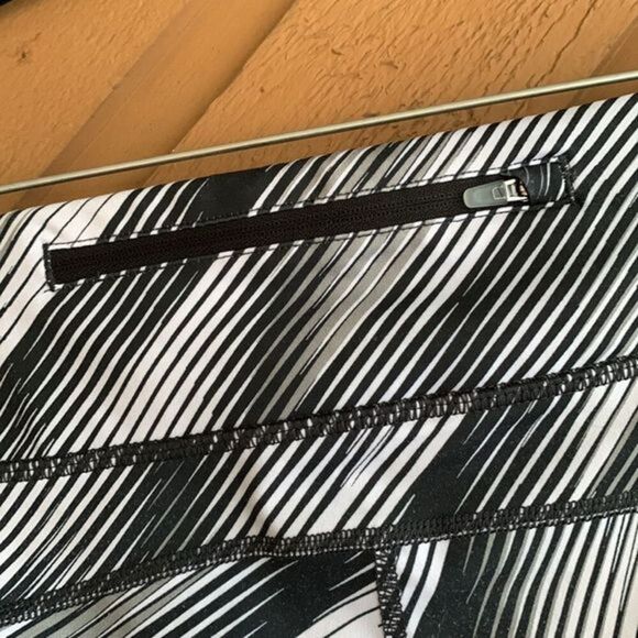 Nike Dri-Fit Black & White Striped Cropped Leggings - Picture 6 of 7